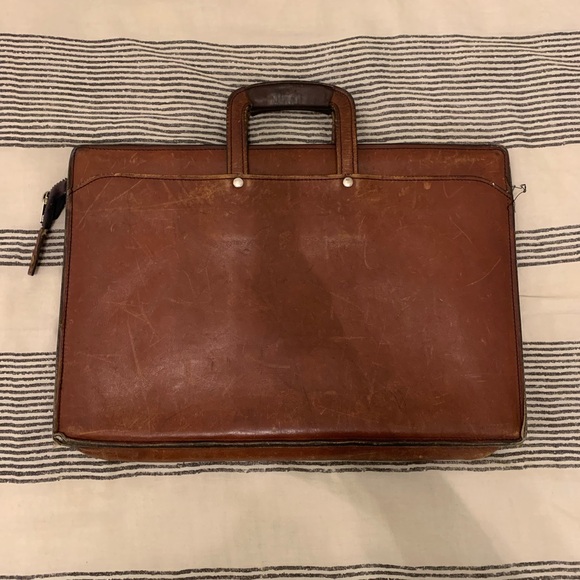 Elegant Vintage Leather Briefcase - Picture 2 of 5